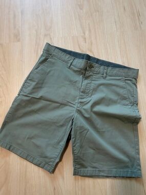 Calvin Klein Men's Olive Green Flat-Front Chino Shorts